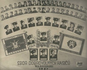 K rozvinutí praporu bylo vyrobeno fotografické tablo